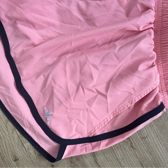 ALO Yoga Ivy League Dolphin Short - size S, color: strawberry lemonade/black - Picture 4 of 6